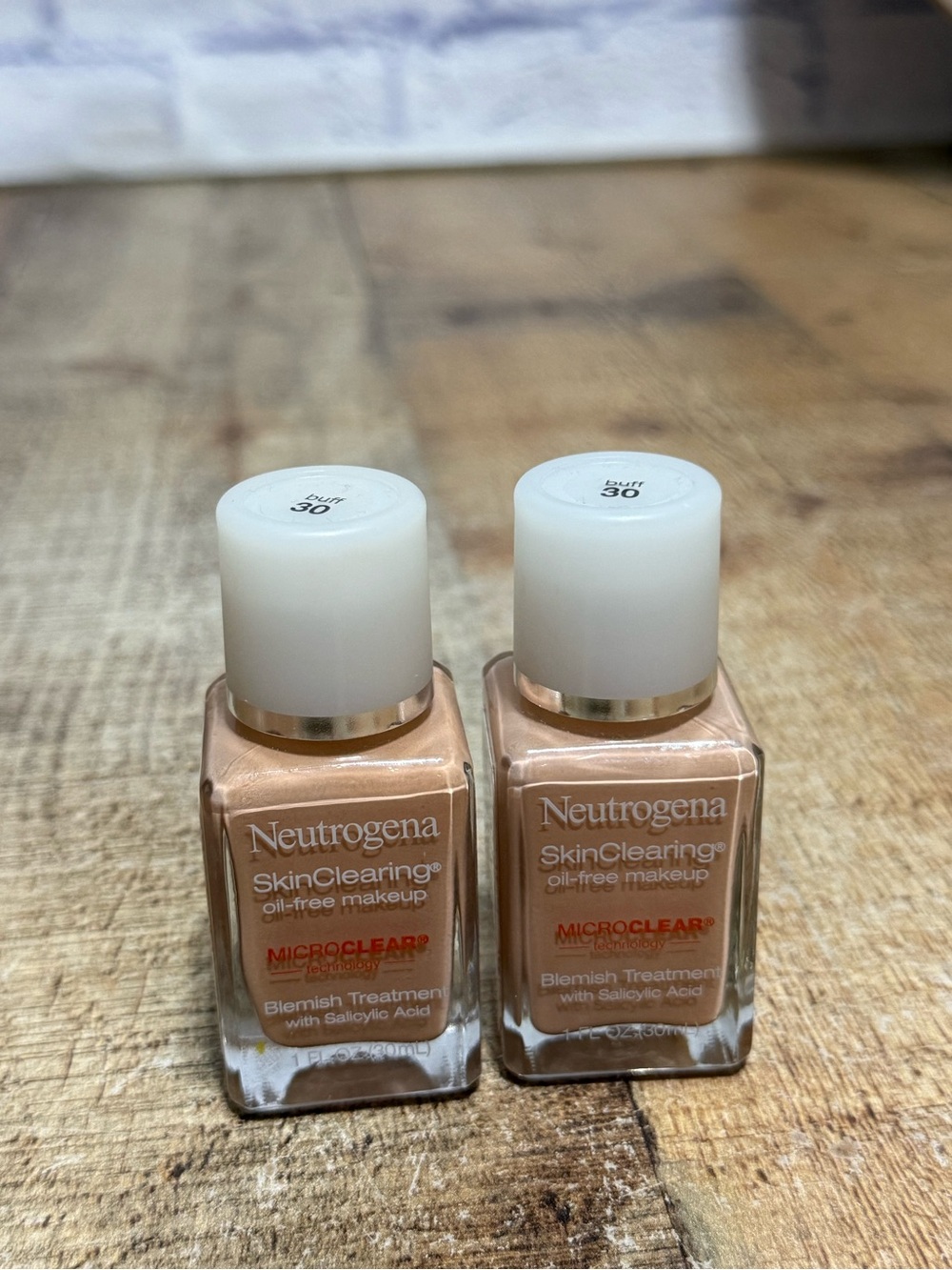 NEUTROGENA SKINCLEARING OIL-FREE MAKEUP MICROCLEAR Buff 30 Two Bottles.
New -